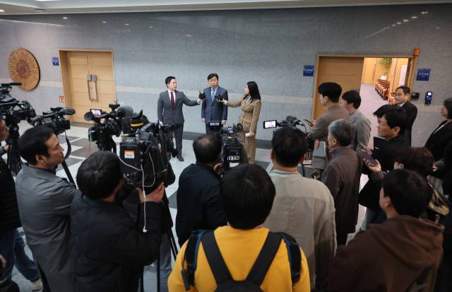 ▲'돈 봉투 살포 의혹'에 휩싸인 김관영 전북특별자치도지사가 1일 도청에서 취재진에게 "청년들에게 대리비를 줬다가 회수했다"며 "당 윤리감찰단에 있는 그대로 소명하겠다"고 밝히고 있다. ⓒ연합뉴스