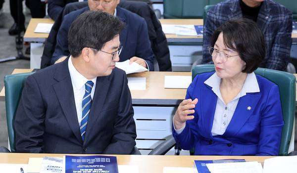 김동연 경기지사(왼쪽)와 추미애 민주당 의원. 연합뉴스