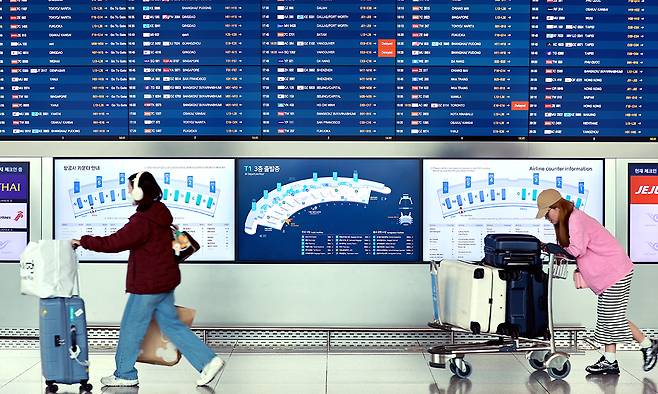 중동 사태로 국제유가가 치솟으면서 이번 달 발권하는 항공권에 부과되는 유류할증료가 전달과 비교해 일제히 최대 3배 이상 올랐다. 할증료 산정 기준이 되는 국제유가가 계속해서 오르면서 5월 적용되는 유류할증료가 사상 최고치가 될 것으로 전망된다. 5월 유류할증료는 3월 16일∼4월 15일 싱가포르 항공유 평균값에 따라 오는 16일 이후 발표될 예정이다. 사진은 이날 인천국제공항 1터미널 출국장의 모습. 뉴스1