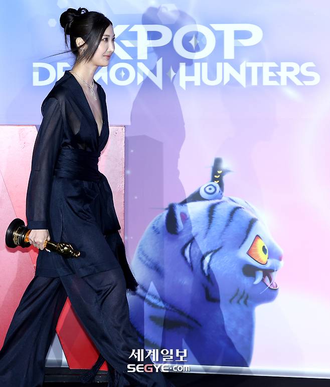 가수 이재가 1일 서울 용산구 CGV용산아이파크몰에서 열린 넷플릭스(Netflix) 영화 '케이팝 데몬 헌터스' 아카데미 수상 기념 기자 간담회에서 트로피를 들고 입장하고 있다. 한윤종 기자