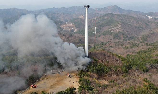 지난 3월 26일 경북 영덕군 영덕읍 영덕풍력발전단지 내 풍력발전기 19호기에서 블레이드(날개)가 발전기와 분리돼 추락하는 과정에서 불이 나고 있다. 연합뉴스