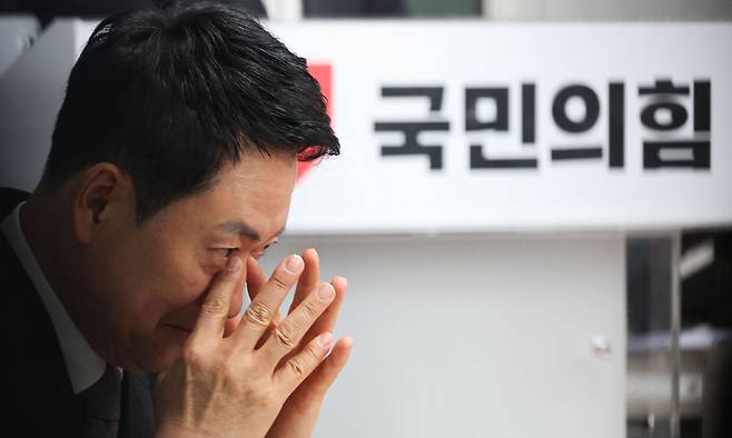 장동혁 국민의힘 대표가 2월 23일 서울 여의도 국민의힘 당사에서 열린 제9회 전국동시지방선거 중앙당 공천관리위원회 공천 혁신 서약식에서 생각에 잠겨있다. 뉴시스