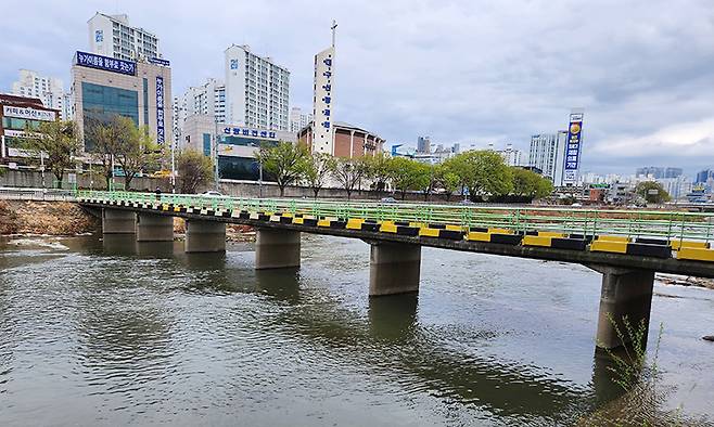 지난 3월 31일 50대 초반의 여성 시신이 든 캐리어가 발견된 칠성동 잠수교. 김덕용 기자