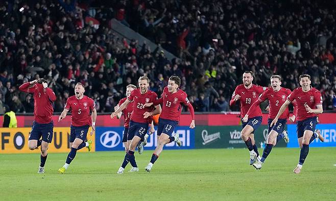 중유럽 복병의 반란 체코 축구대표팀 선수들이 1일 체코 프라하에서 열린 2026 북중미 월드컵 예선 유럽축구연맹 플레이오프 결승에서 덴마크를 상대로 승부차기 승리를 거둔 뒤 환호하고 있다. 프라하=AP뉴시스