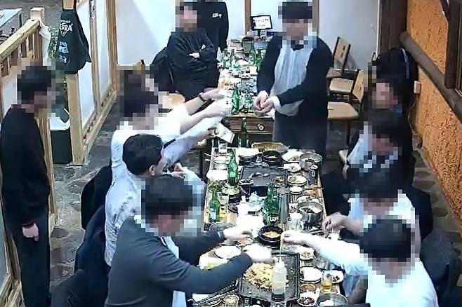 현금 건네주는 김관영 김관영 전북지사가 지난해 11월30일 전북 전주시 완산구 소재 음식점에서 함께 식사한 청년들에게 현금을 건네고 있다. 김 지사는 1일 전북도청에서 긴급 기자회견을 열고 “지급 직후 곧바로 회수 지시를 내렸고, 이튿날 전액 돌려받았다”고 해명했지만, 더불어민주당은 긴급 최고위원회의를 열고 김 지사를 제명했다. 연합뉴스