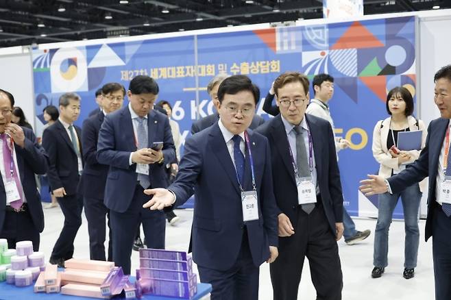 진교훈(가운데) 서울 강서구청장이 31일 오전 코엑스 마곡에서 열린 ‘한국 비즈니스 엑스포 강서’의 전시·수출상담회에서 관계자의 설명을 듣고 있다. 강서구 제공
