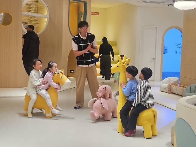 원어민 교사와 아이들이 지난 25일 서울 영등포구 ‘여의도 브라이튼 도서관’에서 함께 시간을 보내고 있다.  영등포구 제공