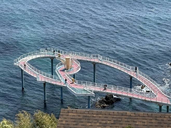 동해 묵호 도째비골 스카이밸리 전경. 바다 위로 이어진 산책로에서 동해 바다 풍경을 가까이에서 감상할 수 있다.