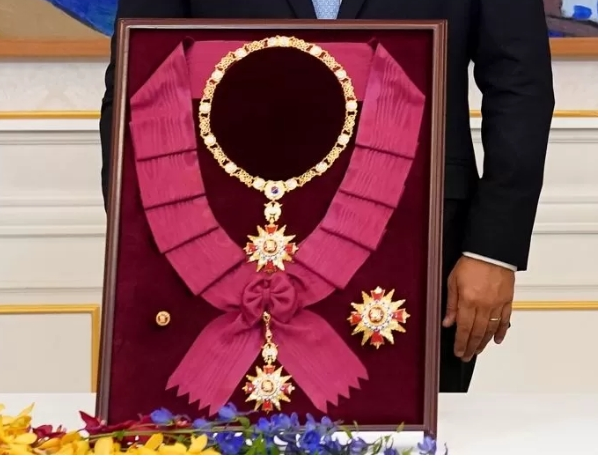 인니 대통령에게 무궁화대훈장 수여 - 이재명 대통령이 1일 프라보워 수비안토 인도네시아 대통령에게 수여할 무궁화대훈장. 프라보워 대통령 국빈방한 계기 교역・투자, AI, 문화・창조산업, 방산 등 제반 분야 실질성과 창출을 통한 한-인니 우호관계 증진에 대한 기여를 평가하며 최고 수준의 예우 표명하는 것이라고 청와대는 설명했다. 청와대 제공