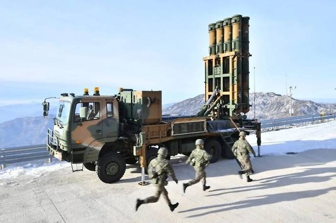 공군미사일방어사령부 제2미사일방어여단 8979부대 장병들이 2025년 4월 23일 중거리 지대공미사일 ‘천궁-II’ 전개 훈련을 실시하고 있다. 사진=공군