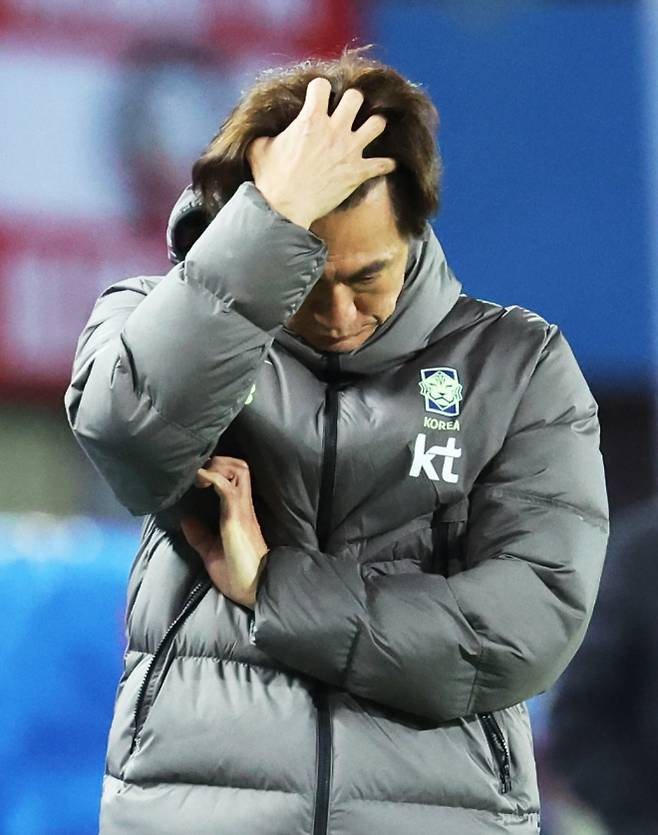 잘 안풀리는 경기... - 잘 안풀리는 경기...     (빈[오스트리아]=연합뉴스) 최재구 기자 = 31일(현지시간) 오스트리아 빈 에른스트 하펠 스타디움에서 열린 한국 축구 국가대표팀과 오스트리아의 평가전에서 홍명보 감독이 계속되는 득점 실패에 아쉬워하고 있다. 2026.4.1     jjaeck9@yna.co.kr (끝)