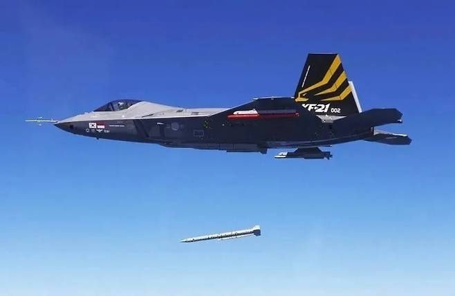 한국항공우주산업(KAI)이 개발한 KF-21 보라매 전투기가 시험 비행 중 공대지 유도 무장을 투하하고 있다. KAI 제공