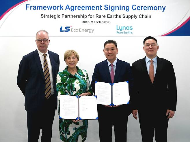 구본규(오른쪽부터) LS전선 대표이사와 이상호 LS에코에너지 대표가 싱가포르 지사에서 아만다 라카즈 라이너스 대표 등과 희토류 공급망 구축 관련 협약식을 갖은 후 기념 촬영을 하고 있다. 사진제공=LS에코에너지