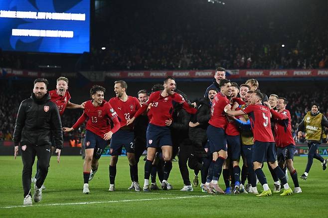 체코 선수들이 3월 31일(현지 시간) 체코 프라하의 에페트 아레나에서 열린 북중미 월드컵 유럽축구연맹(UEFA) 플레이오프(PO) D조 결승에서 덴마크를 꺾은 뒤 기뻐하고 있다. AFP연합뉴스