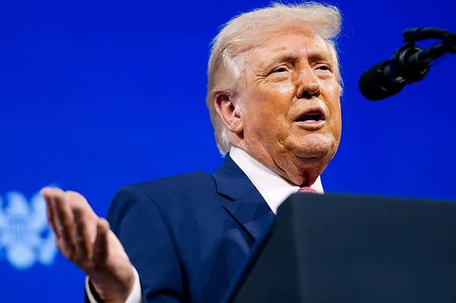 도널드 트럼프 미 대통령이 지난 27일(현지 시간) 플로리다주에서 열린 한 행사에서 발언하고 있다. AFP연합뉴스