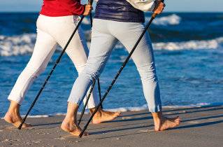 뒷발로 힘껏 지면을 밀어내면서 평소보다 보폭을 5cm 넓혀 걸으면 대둔근과 허리 등 ‘코어 근육’이 발달한다. Gettyimage