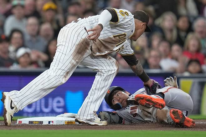 샌프란시스코 이정후가 1일(한국시간) 펫코 파크서 열린 샌디에이고전서 2루타를 친 뒤 3루로 추가 진루를 시도하고 있다. 샌디에이고｜AP뉴시스