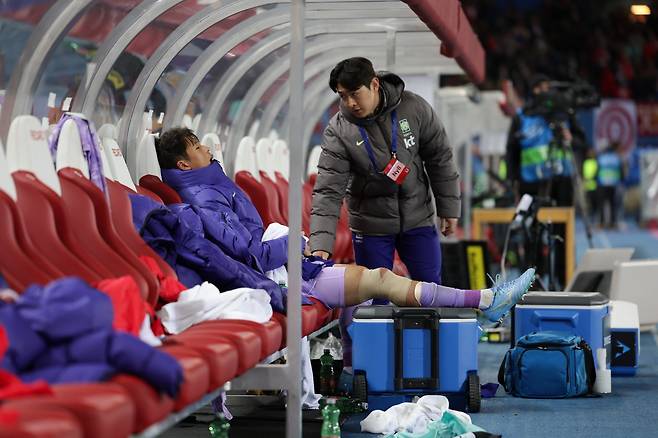 축구국가대표팀 수비수 김주성(왼쪽)이 1일(한국시간) 에른스트 하펠 슈타디온서 열린 오스트리아전 도중 부상을 당해 벤치에서 치료를 받고 있다. 사진제공｜대한축구협회