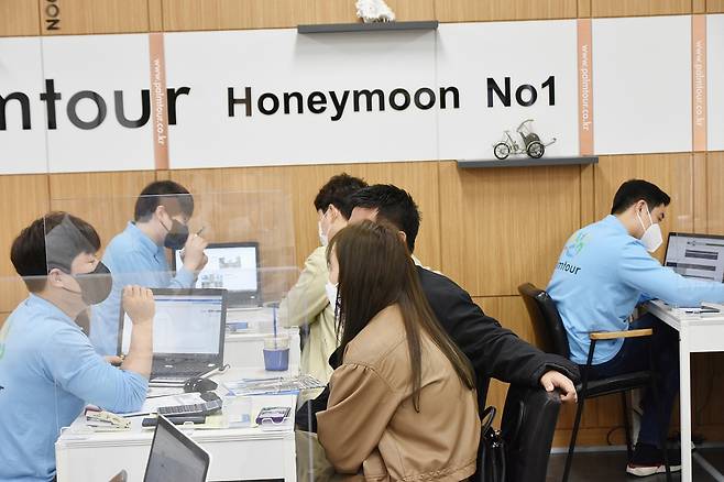 예비 신혼부부를 위한 1:1 상담이 이뤄지는 팜투어 서울본사 모습. 사진제공|팜투어