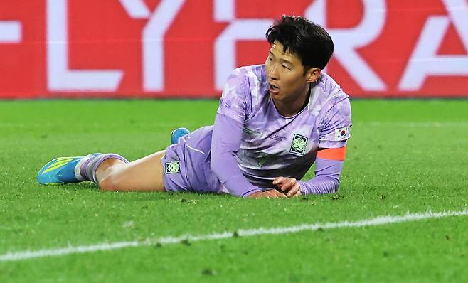 손흥민이 1일 오스트리아 빈에서 열린 오스트리아와 평가전에서 득점 찬스를 놓치자 아쉬워하고 있다. 연합뉴스