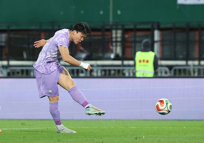 오현규가 오스트리아 골문을 향해 강력한 슛을 날리고 있다. 연합뉴스