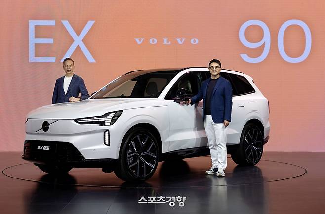 이윤모 볼보자동차코리아 대표가 프리미엄 풀사이즈 전기 플래그십 SUV ‘EX90’ 와 함께 포즈를 취하고 있다.
