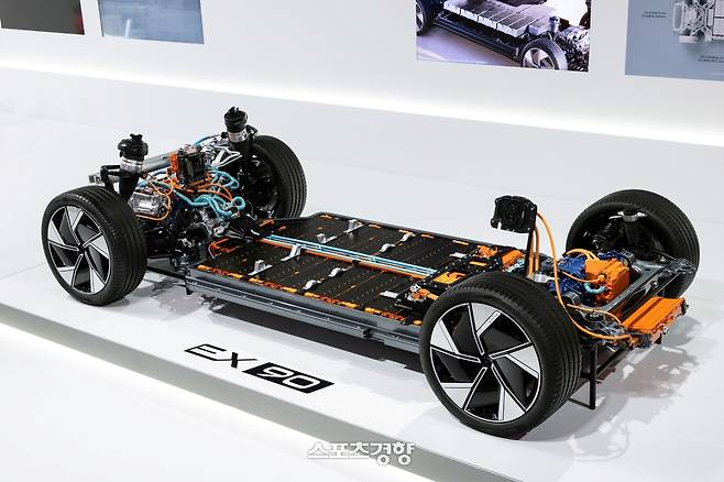 볼보, 프리미엄 풀사이즈 전기 플래그십 SUV ‘EX90’ 차체 히부