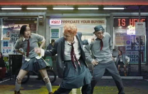 지드래곤이 ‘TOO BAD’ 뮤직비디오에서 선보인 스칸트룩. 바지 위에 치마를 레이어드한  젠더리스 패션이다.