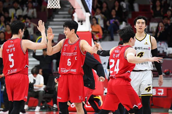 정관장 박지훈이 지난 31일 LG와의 홈경기 도중 득점에 성공한 뒤 변준형, 문유현과 하이파이브하고 있다. KBL 제공