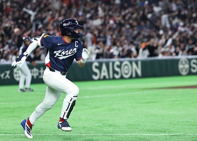 야구대표팀 주장 이정후가 9일 일본 도쿄돔에서 열린 2026 WBC 호주전에서 3회초 적시타를 치고 달리고 있다. 연합뉴스
