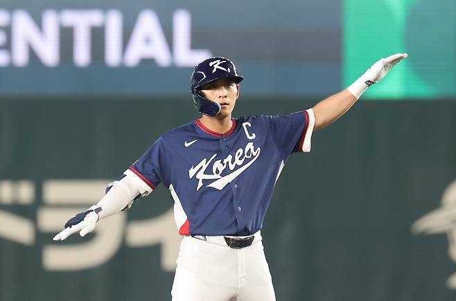 이정후가 지난 9일 WBC 호주전에서 3회초 적시 2루타를 친 뒤 세리머니하고 있다. 연합뉴스