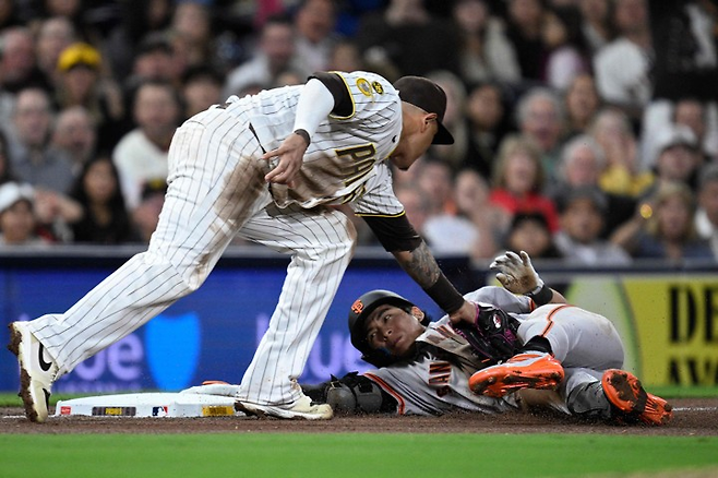 샌프란시스코 이정후가 1일 샌디에이고전 5회초 2루타를 친 뒤 상대 수비 실책 때 3루로 내달려 아웃되고 있다. AFP연합뉴스