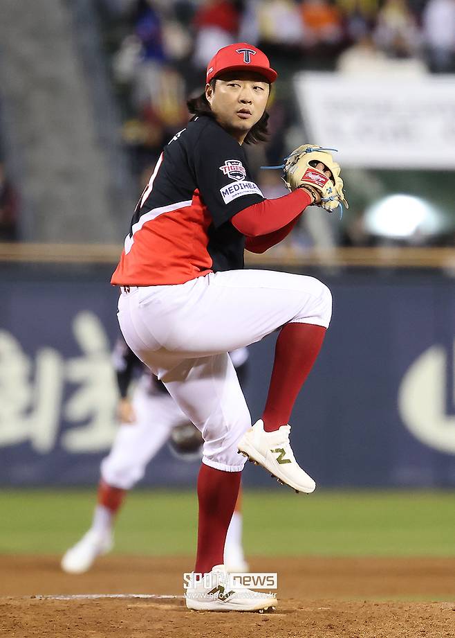 ▲ 안정적인 패스트볼 커맨드를 앞세워 1이닝 2탈삼진 무실점 호투를 펼친 김범수 ⓒ곽혜미 기자