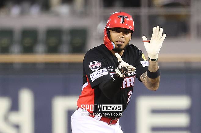 ▲ 개막 후 맹타를 터뜨리며 KIA의 선택이 틀리지 않음을 입증하고 있는 해럴드 카스트로 ⓒ곽혜미 기자