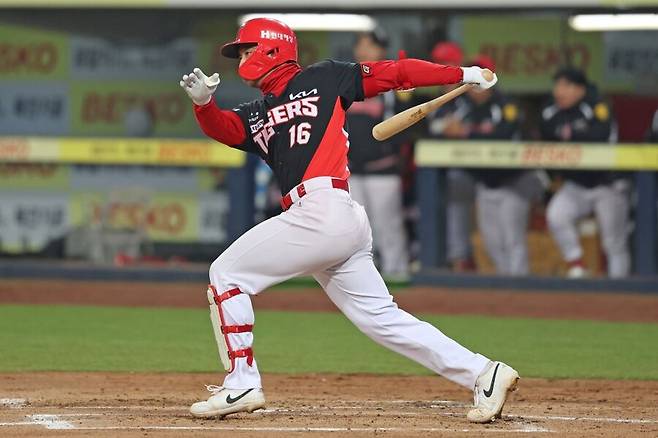 ▲ 파울 타구에 발등을 맞아 쓰러진 윤도현은 다행히 단순 타박상 진단을 받았다 ⓒKIA타이거즈