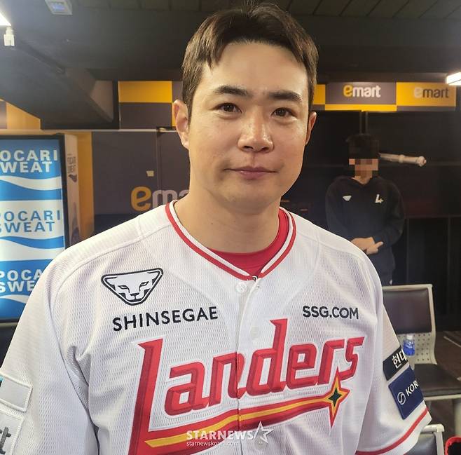 SSG 랜더스 김재환이 31일 인천 SSG랜더스필드에서 열린 키움 히어로즈와 홈경기에서 쐐기 스리런 홈런으로 팀에 승리를 이끈 뒤 취재진과 인터뷰를 하고 있다. /사진=안호근 기자