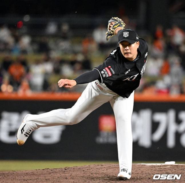 역투하는 한승혁.