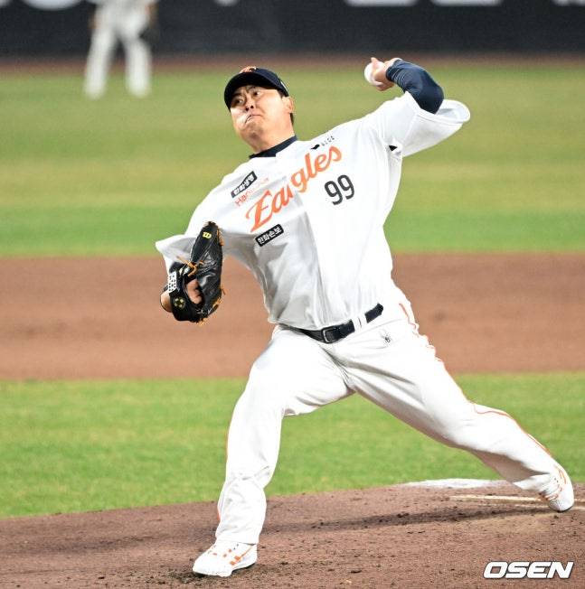 한화 류현진이 1일 KT전에서 공을 던지고 있다. /사진=OSEN