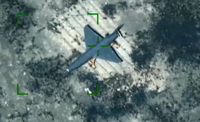 최근 호르무즈해협을 항행하는 선박을 드론으로 공격하는 이란의 능력이 약화된 것으로 보인다. 사진은 미국 중부사령부가 3월 22일 X(옛 트위터)에 올린 영상에서 미군 공습을 받기 직전의 이란군 드론. 미국 중부사령부 X(옛 트위터) 캡처