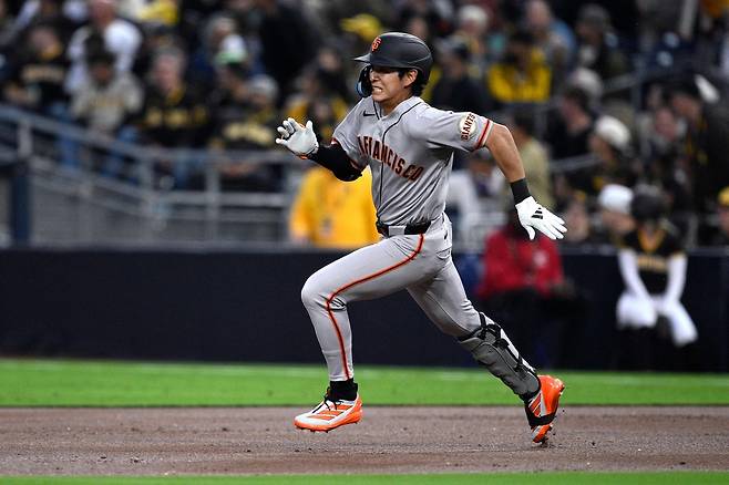 미국 메이저리그 샌프란시스코 자이언츠의 이정후가 1일(한국시간) 미국 캘리포니아 주 샌디에이고의 펫코 파크에서 열린 2026 메이저리그 샌디에이고 파드리스와의 원정 경기에 6번타자 겸 우익수로 선발출전, 5타수 3안타 3타점을 기록했다. 사진 연합뉴스