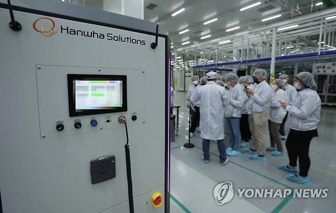 한화솔루션 태양광 셀·모듈 제조현장 투어 (진천=연합뉴스) 천경환 기자 = 한화솔루션이 12일 한화큐셀 진천공장에서 출입기자를 대상으로 태양광 셀·모듈 제조 현장을 둘러보는 미디어 투어를 진행하고 있다. 2022.10.13 kw@yna.co.kr