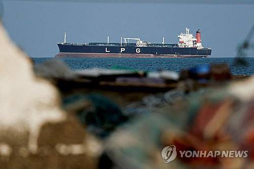호르무즈 해협 인근에 정박한 LPG선 [로이터 연합뉴스 자료사진. 재판매 및 DB 금지]