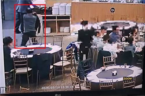 예식장 하객을 상대로 상습 절도 행각을 벌인 60대 남성 A씨가 지난달 한 예식장에서 절도 행각을 벌인 뒤 자리를 뜨는 모습. [서울 영등포경찰서 제공. 재판매 및 DB 금지]