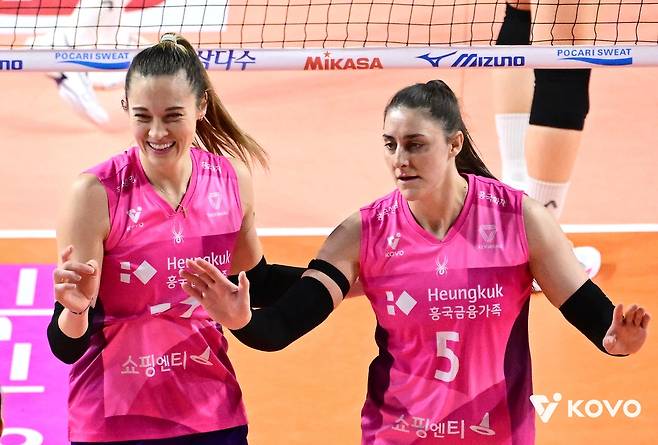 흥국생명의 피치(오른쪽)와 레베카  [한국배구연맹 제공. 재판매 및 DB 금지]
