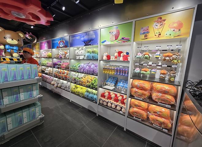 굿즈샵 '메이플 스토어'     (서울=연합뉴스) 김주환 기자 = 1일 넥슨이 롯데월드와 협업해 롯데월드 어드벤처 '매직 아일랜드'에 조성한 게임 테마의 상설 공간 '메이플 아일랜드'에 굿즈샵 '메이플 스토어'가 가오픈 중이다. 2026.4.1 jujuk@yna.co.kr