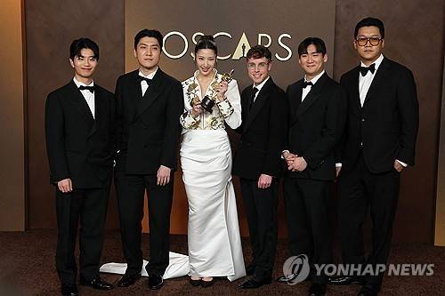 [AFP=연합뉴스]
왼쪽부터 아이디오(IDO)의 이유한·곽중규, 이재(EJAE), 마크 소넨블릭, IDO의 남희동, 24(서정훈).
[AFP=연합뉴스. 재판매 및 DB 금지]