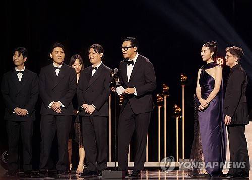 제68회 그래미 어워즈에서 수상한 '케이팝 데몬 헌터스' OST '골든' 작곡진. 왼쪽부터 아이디오(이유한 곽중규 남희동), 24(서정훈), 이재, 마크 소넨블릭.
[AFP=연합뉴스. 재판매 및 DB 금지]