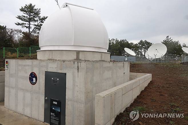 아시안 스페이스 파크에 운영되는 광통신 안테나 (제주=연합뉴스) 고성식 기자 = 우주기업 '컨텍'의 '아시안 스페이스 파크'(ASP)에서 운영되는 레이저 기반 광통신 안테나의 모습. 기존 무선 주파수 대비 최대 100배 빠른 속도로 대용량 영상을 수신하며 양자 암호 기반 보안 설계와 전파 간섭이 없이 안정적인 통신이 가능하다. 2026.4.1 koss@yna.co.kr