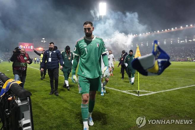 경기를 마친 뒤 허탈한 표정으로 걸어 나가는 잔루이지 돈나룸마 [AP=연합뉴스]