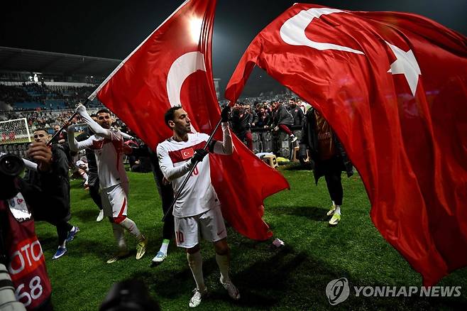 국기를 들고 2026 북중미 월드컵 본선 진출을 축하하는 튀르키예 대표팀 선수들 [AFP=연합뉴스]
